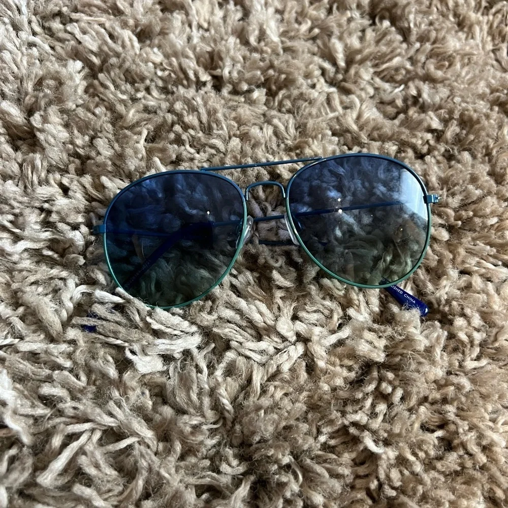 New without tags Blue aviator sunglasses